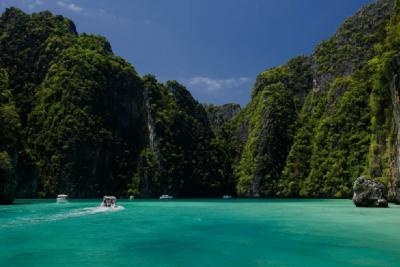 Phi Phi + Khai Islands + Maya Bay Regular Tour by Speedboat